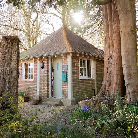 Old Mill Lodge By Huluki Sussex Stays Hurstpierpoint ภายนอก รูปภาพ