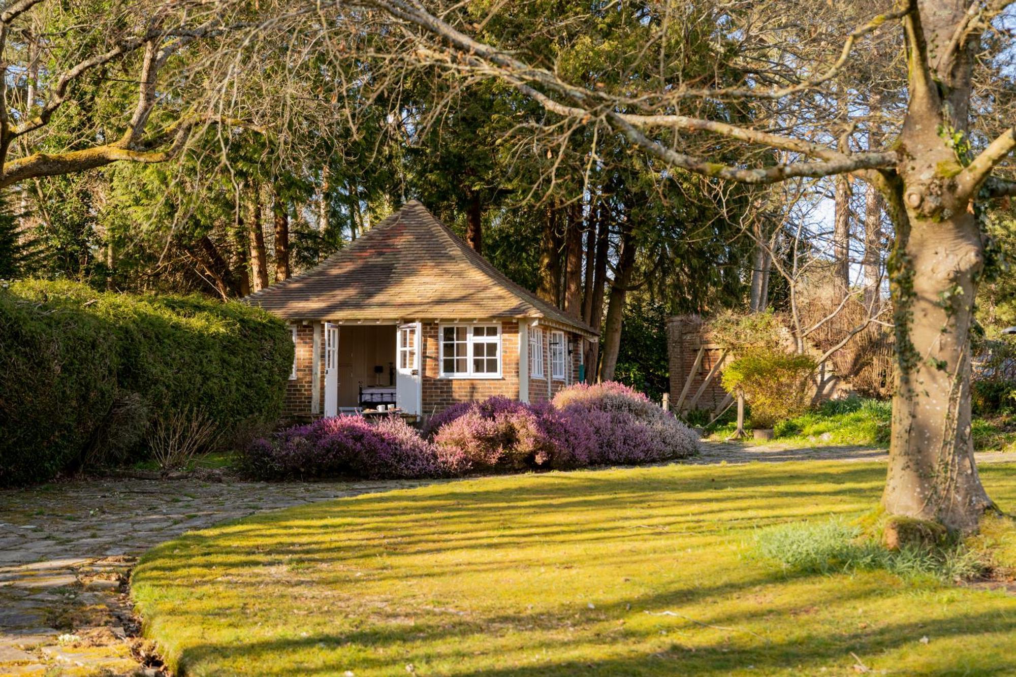 Old Mill Lodge By Huluki Sussex Stays Hurstpierpoint ภายนอก รูปภาพ