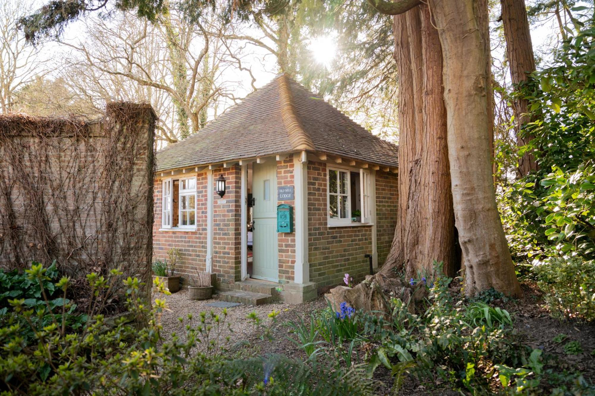 Old Mill Lodge By Huluki Sussex Stays Hurstpierpoint ภายนอก รูปภาพ