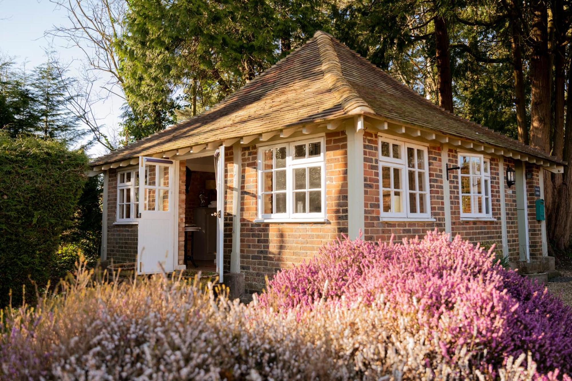 Old Mill Lodge By Huluki Sussex Stays Hurstpierpoint ภายนอก รูปภาพ