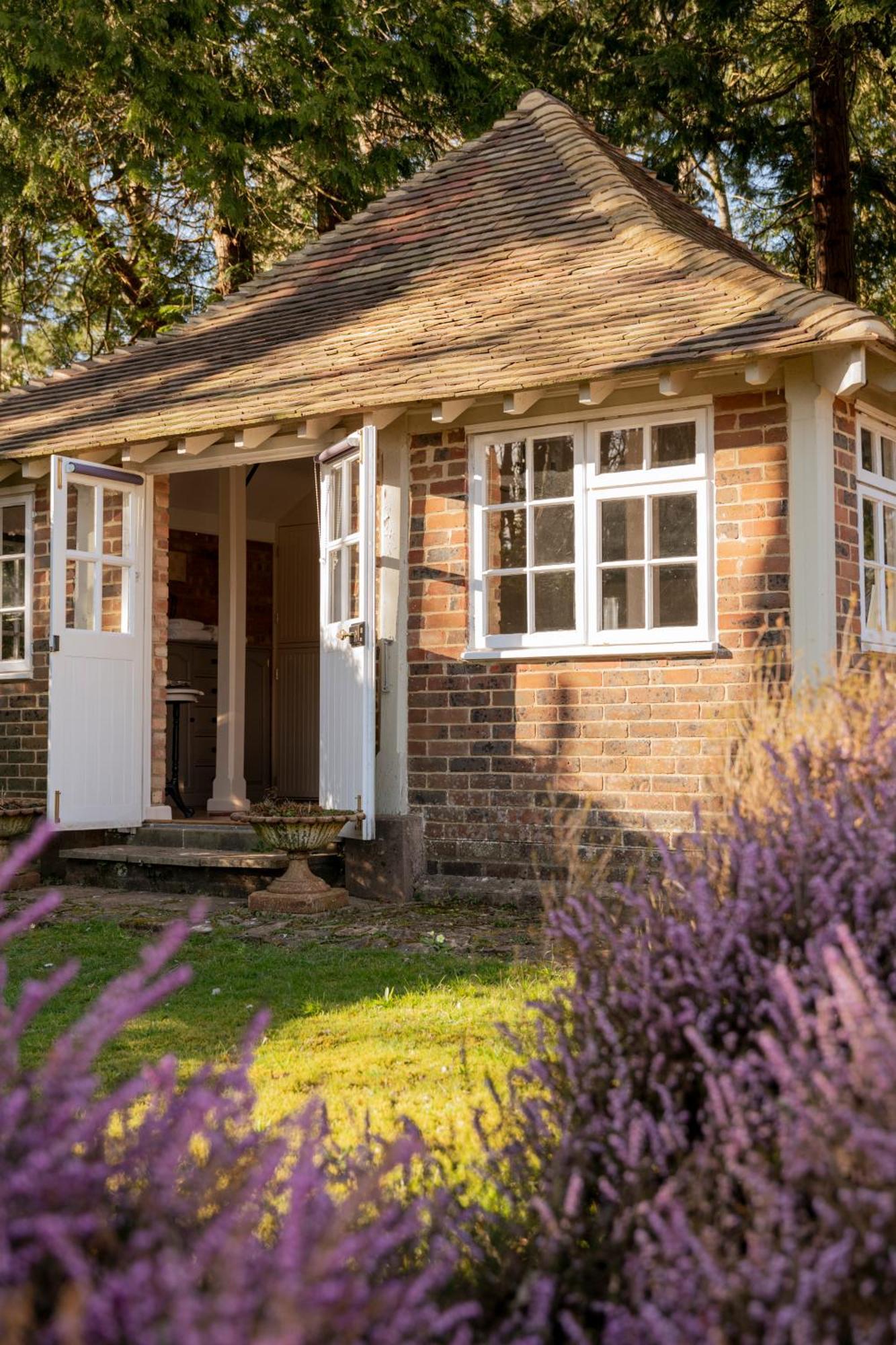 Old Mill Lodge By Huluki Sussex Stays Hurstpierpoint ภายนอก รูปภาพ