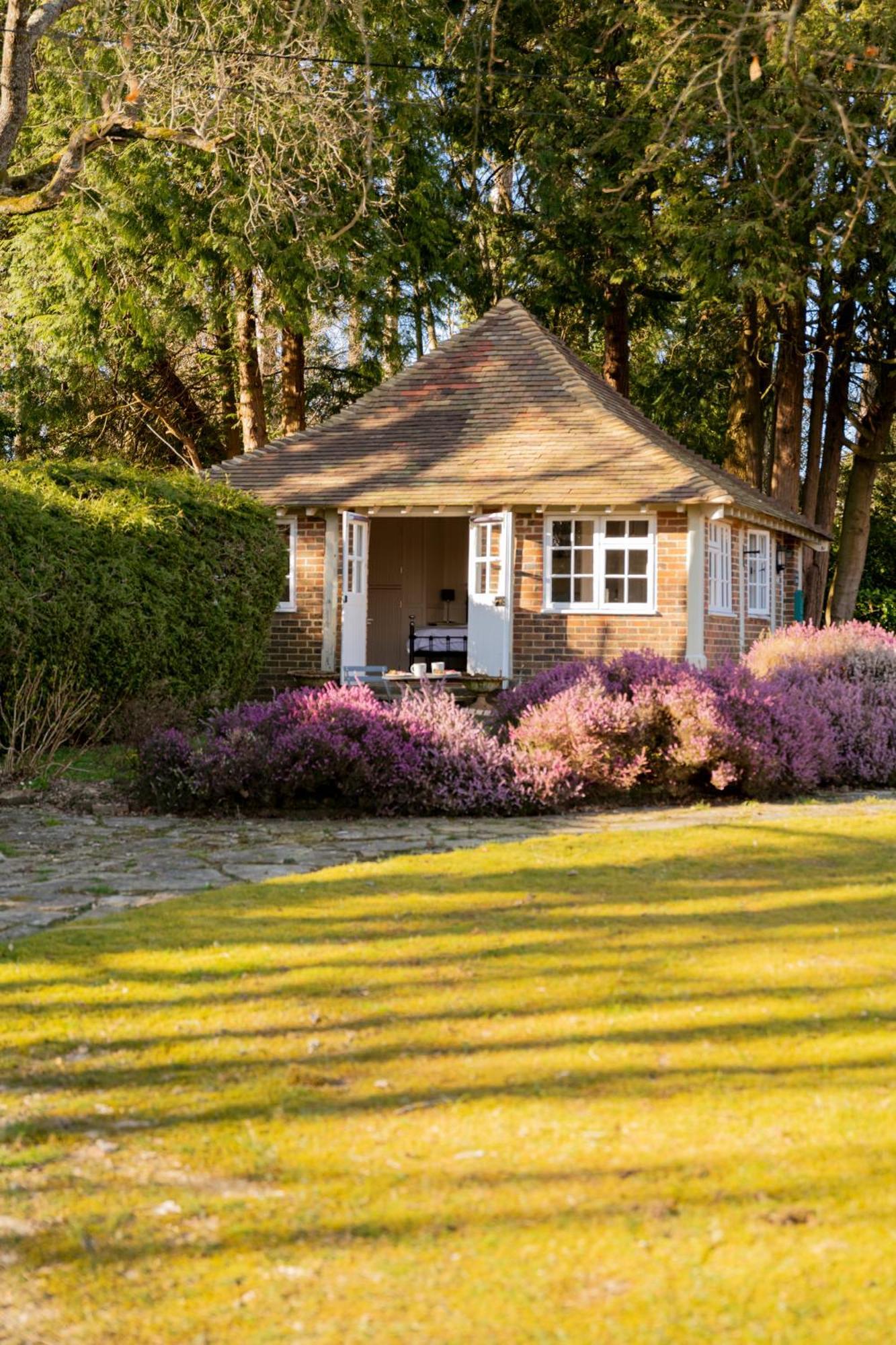 Old Mill Lodge By Huluki Sussex Stays Hurstpierpoint ภายนอก รูปภาพ