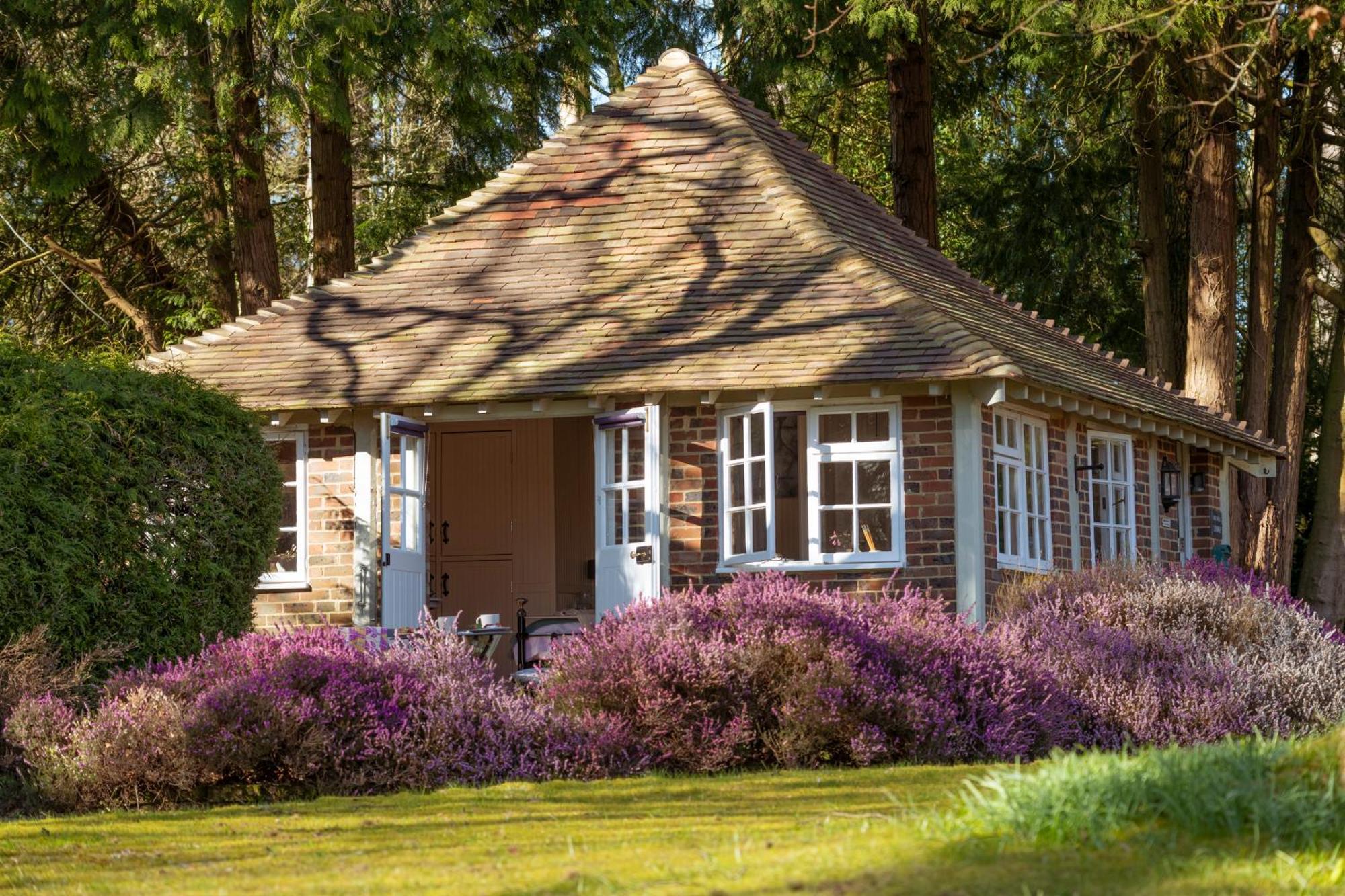 Old Mill Lodge By Huluki Sussex Stays Hurstpierpoint ภายนอก รูปภาพ