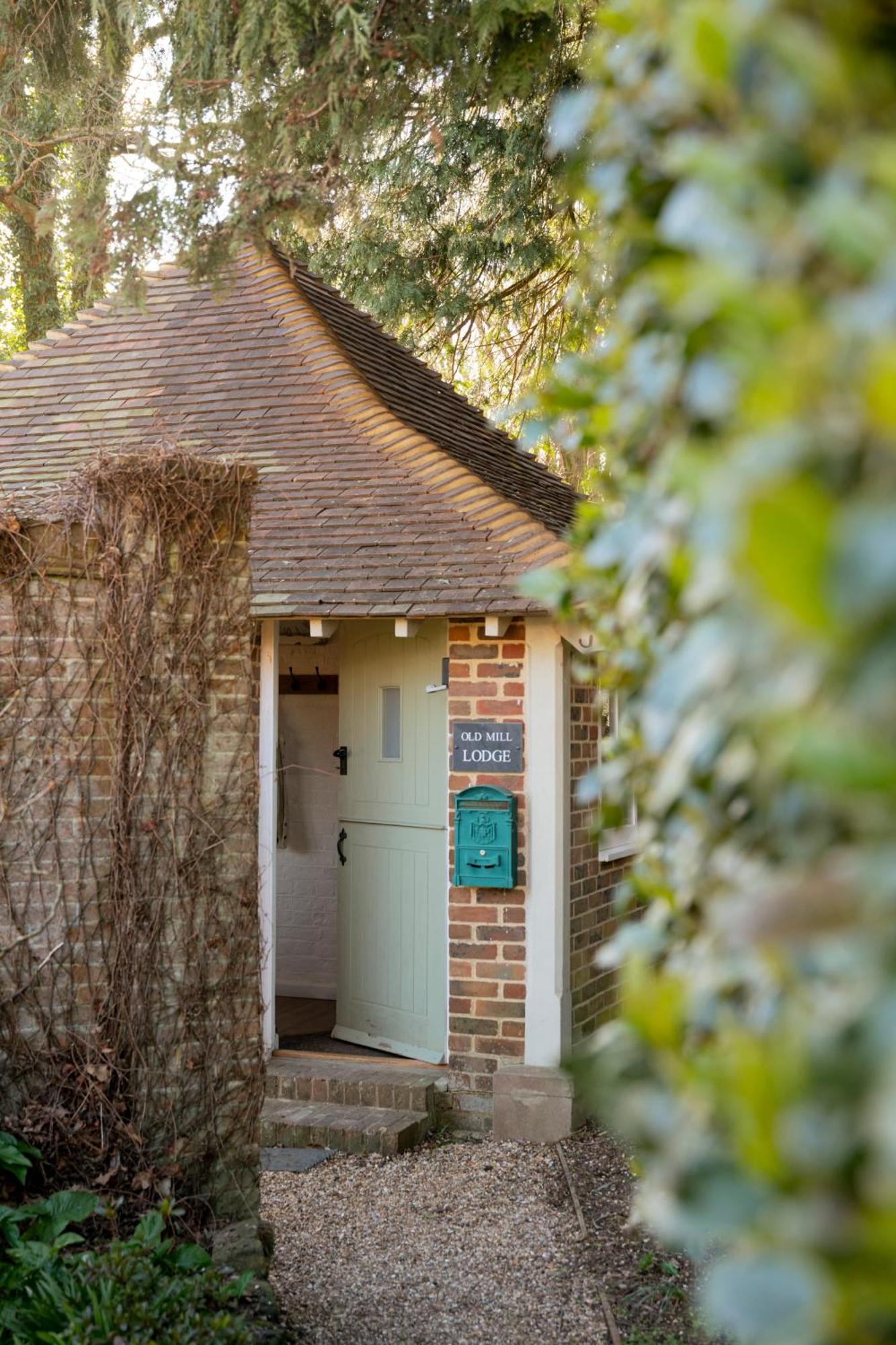 Old Mill Lodge By Huluki Sussex Stays Hurstpierpoint ภายนอก รูปภาพ