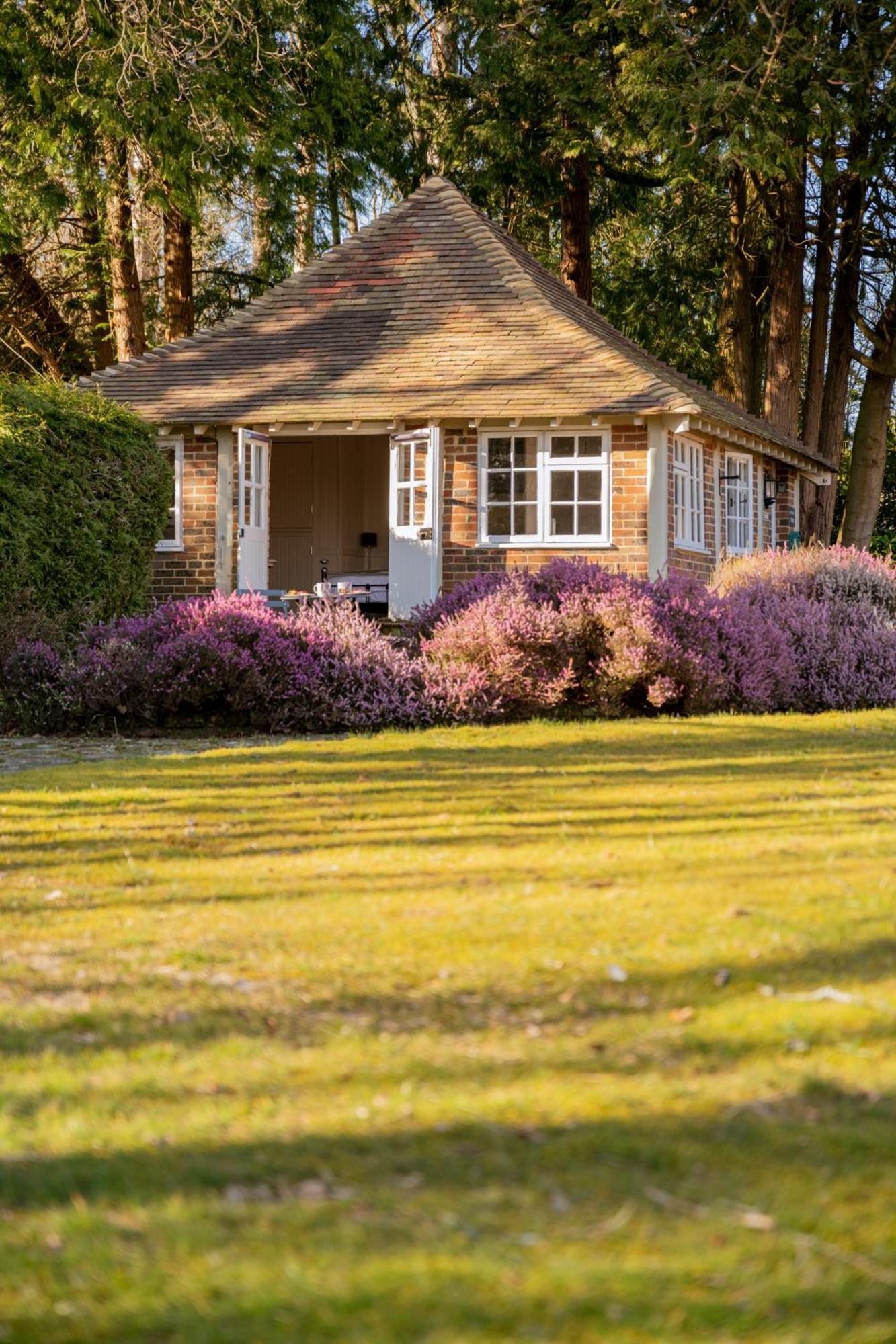Old Mill Lodge By Huluki Sussex Stays Hurstpierpoint ภายนอก รูปภาพ