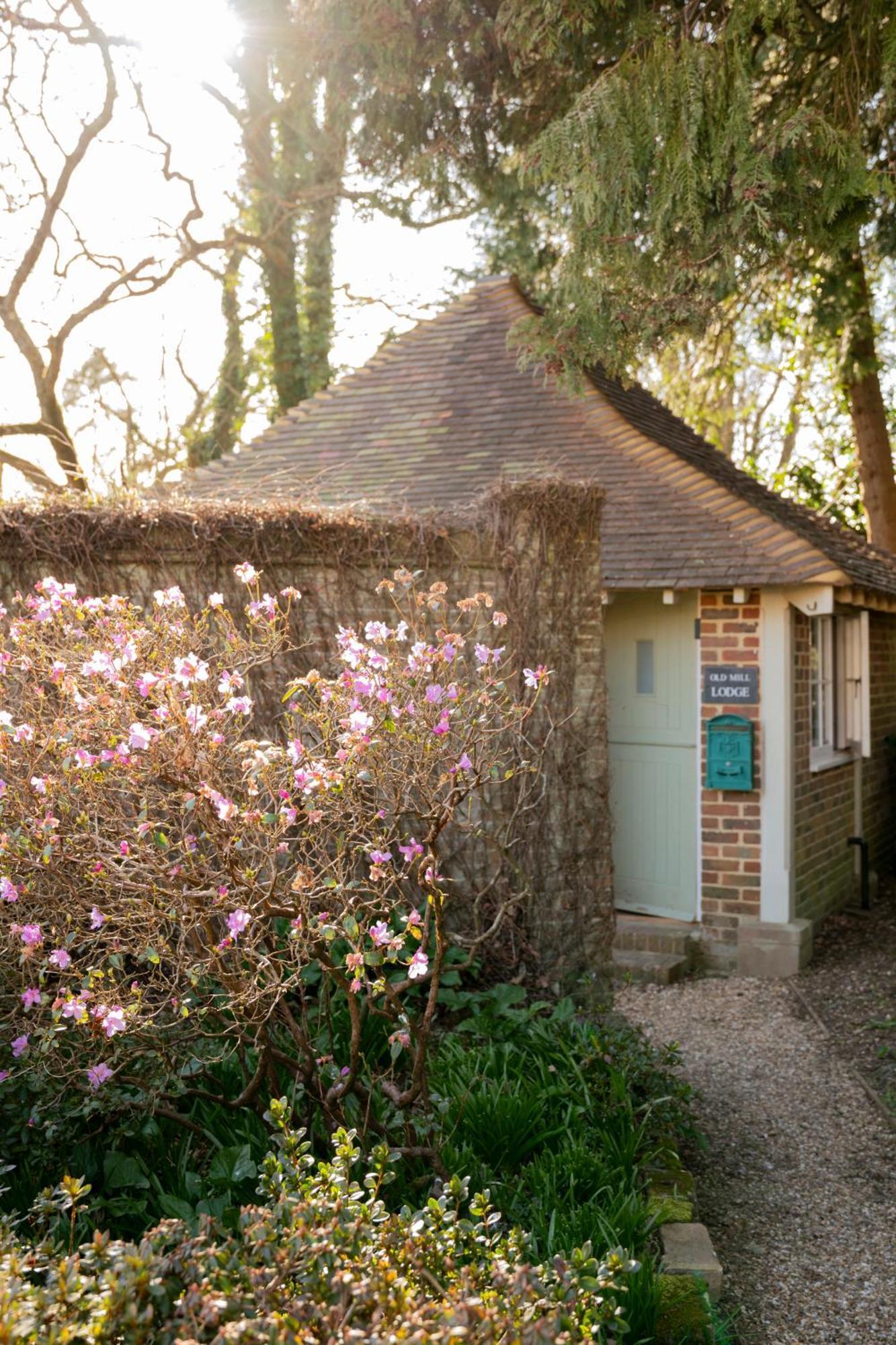Old Mill Lodge By Huluki Sussex Stays Hurstpierpoint ภายนอก รูปภาพ