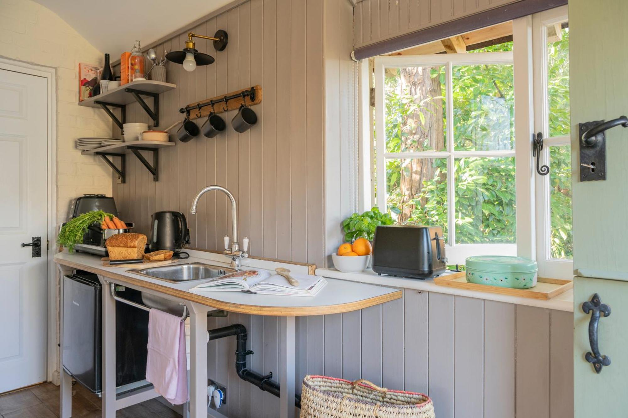Old Mill Lodge By Huluki Sussex Stays Hurstpierpoint ภายนอก รูปภาพ