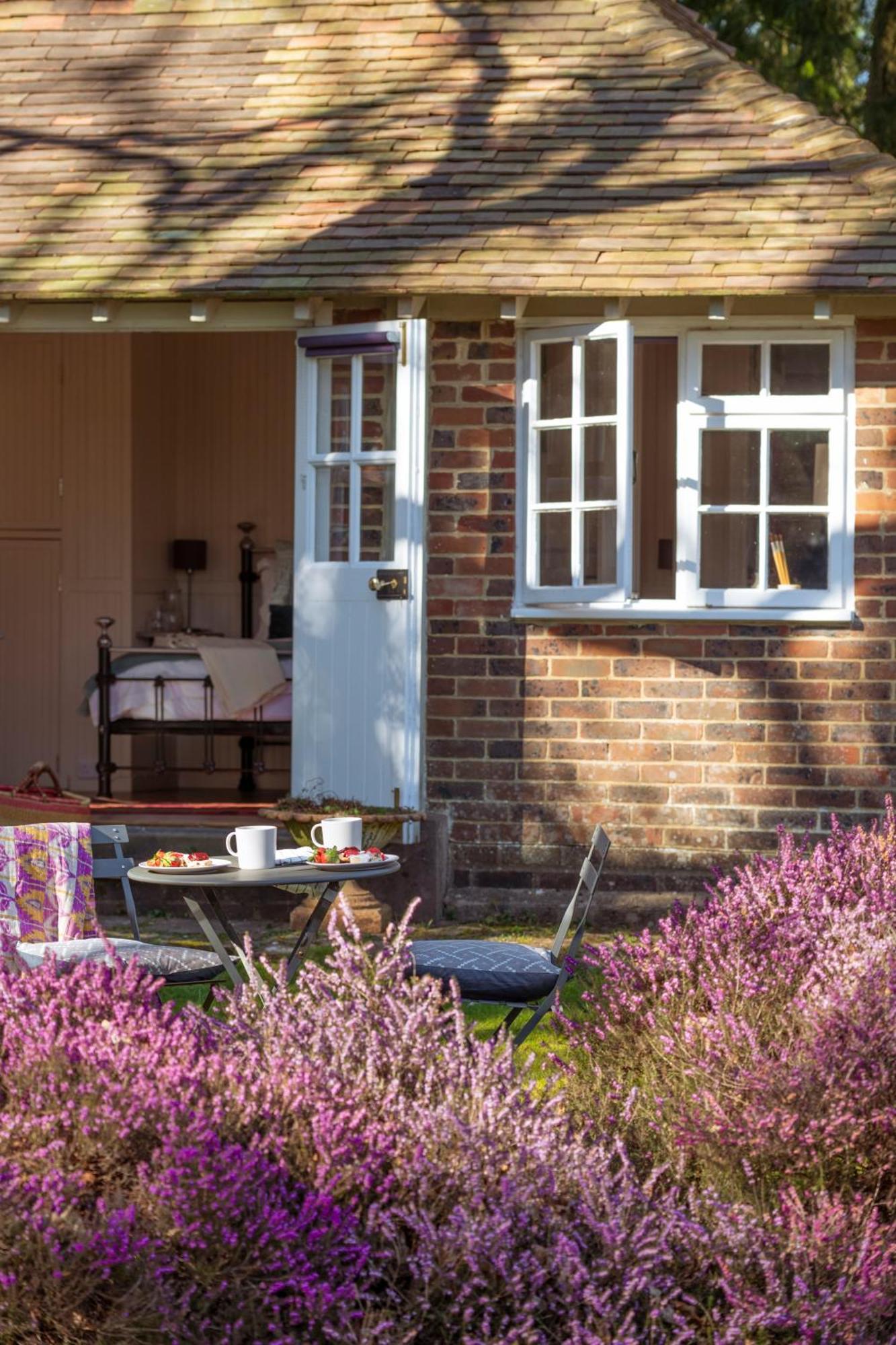 Old Mill Lodge By Huluki Sussex Stays Hurstpierpoint ภายนอก รูปภาพ