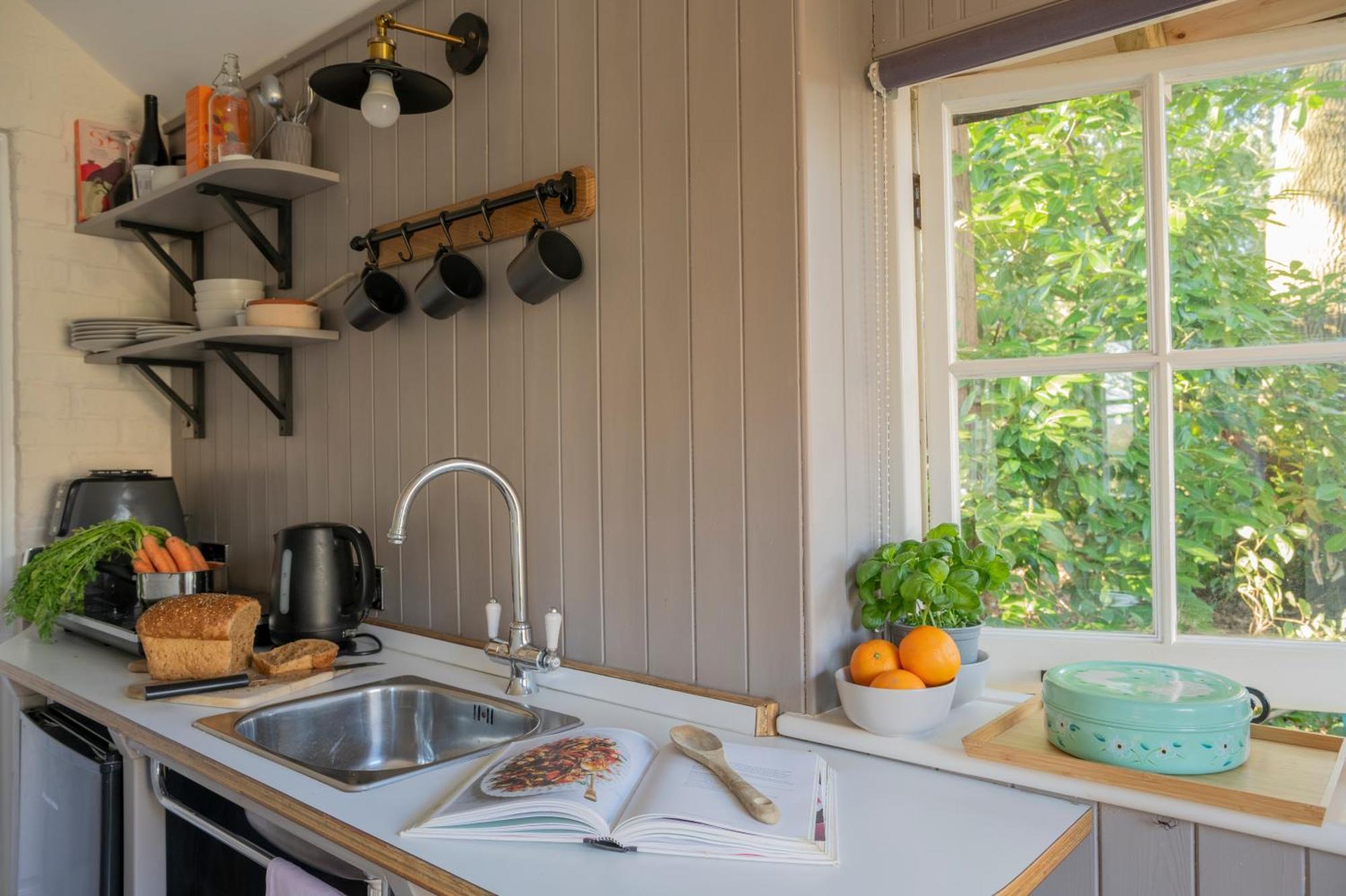 Old Mill Lodge By Huluki Sussex Stays Hurstpierpoint ภายนอก รูปภาพ