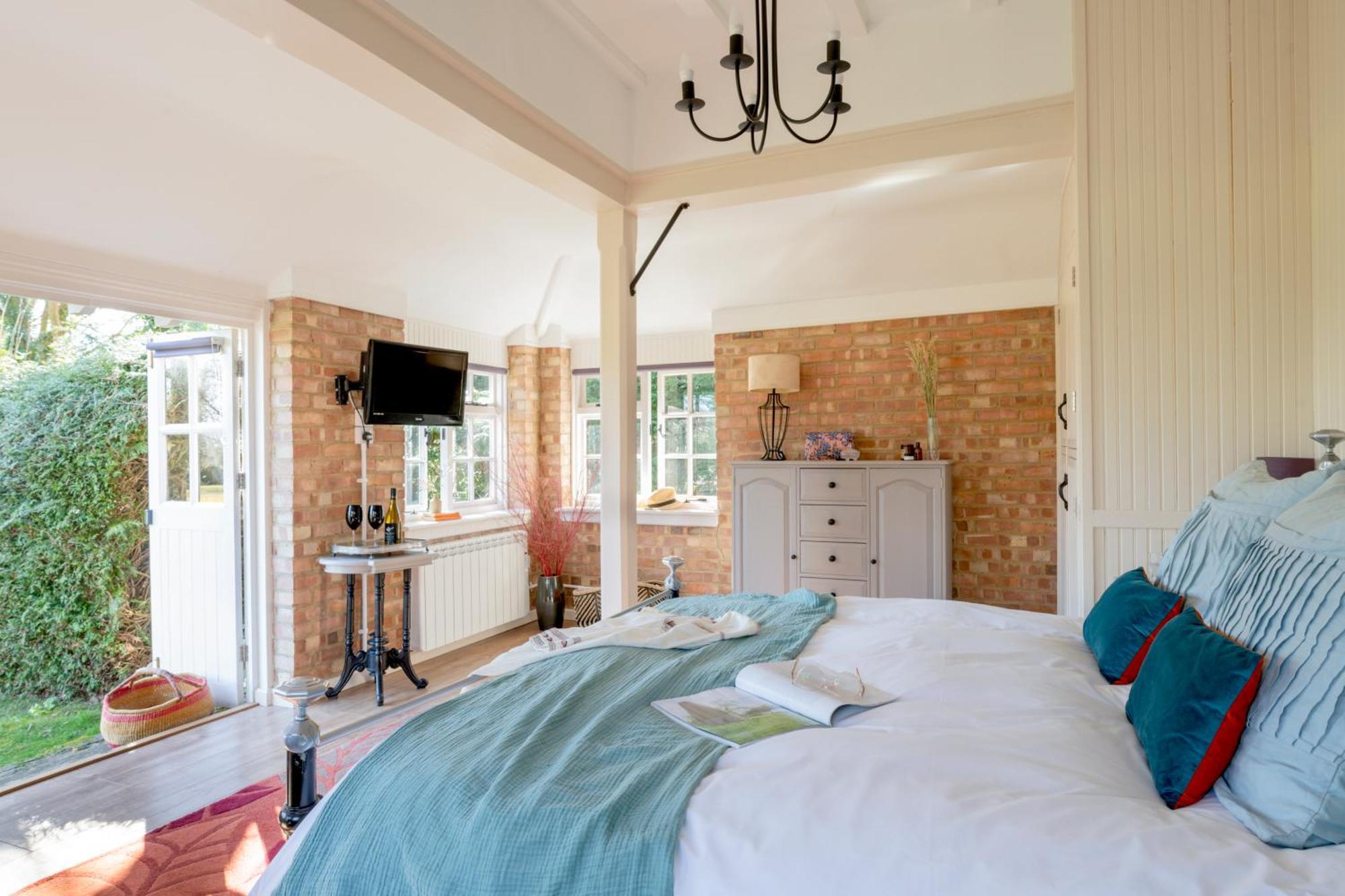 Old Mill Lodge By Huluki Sussex Stays Hurstpierpoint ภายนอก รูปภาพ