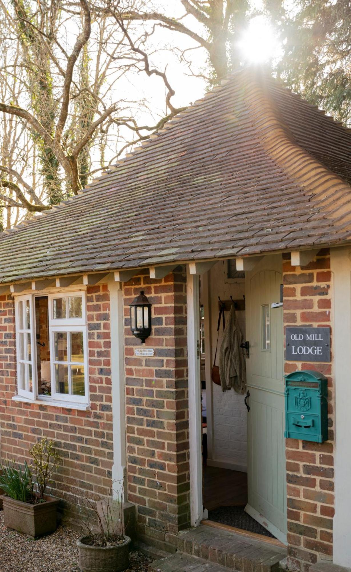 Old Mill Lodge By Huluki Sussex Stays Hurstpierpoint ภายนอก รูปภาพ