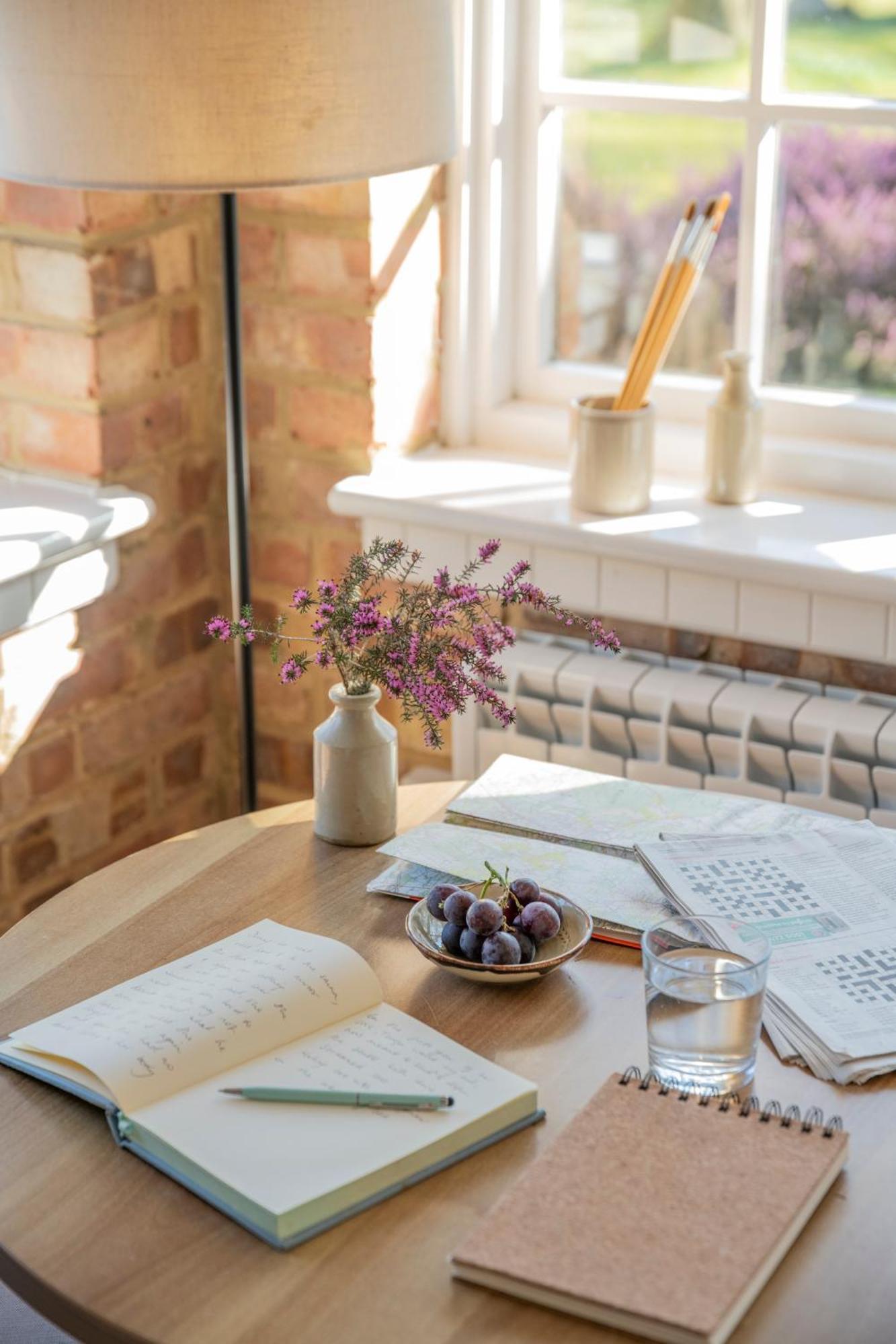 Old Mill Lodge By Huluki Sussex Stays Hurstpierpoint ภายนอก รูปภาพ