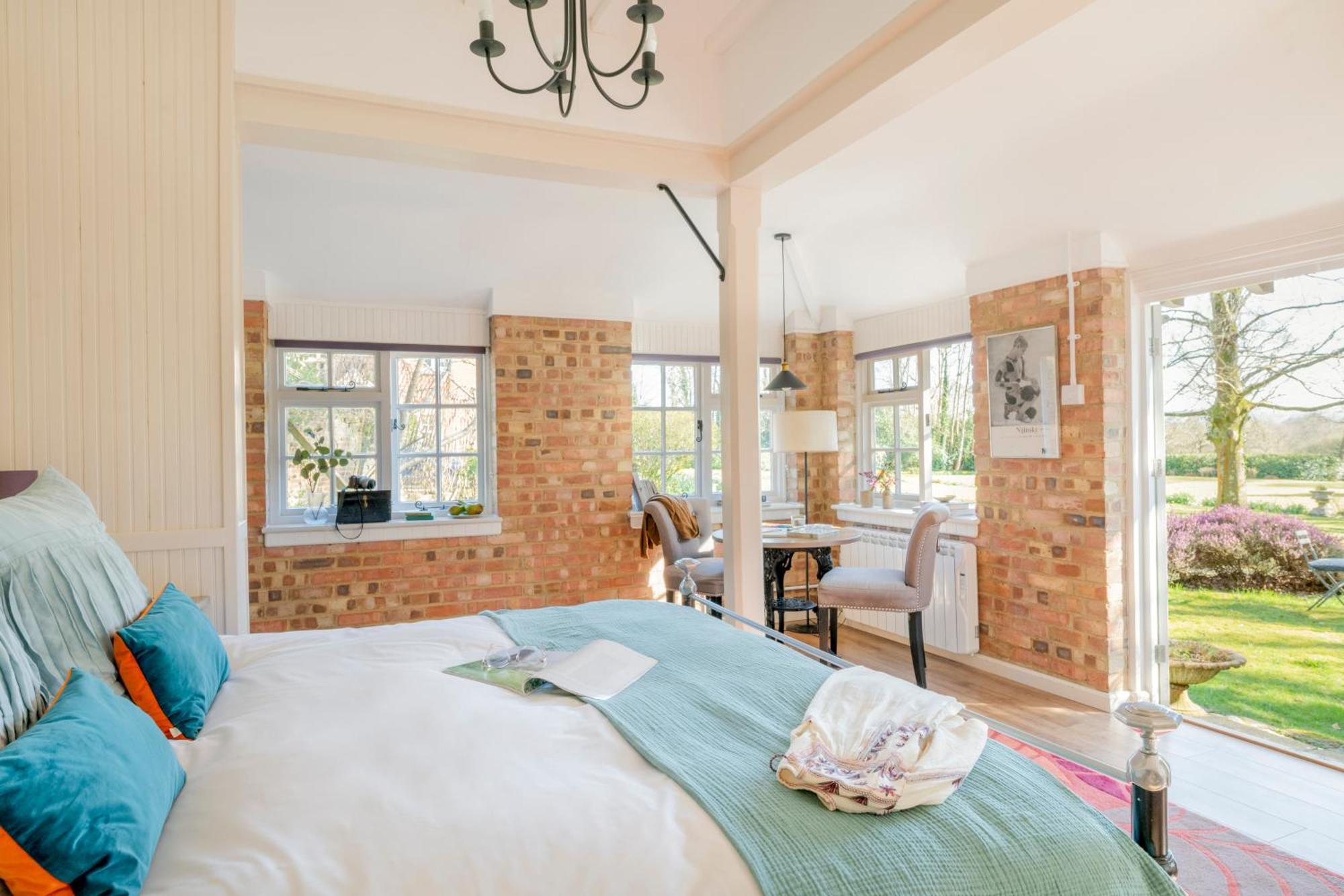 Old Mill Lodge By Huluki Sussex Stays Hurstpierpoint ภายนอก รูปภาพ