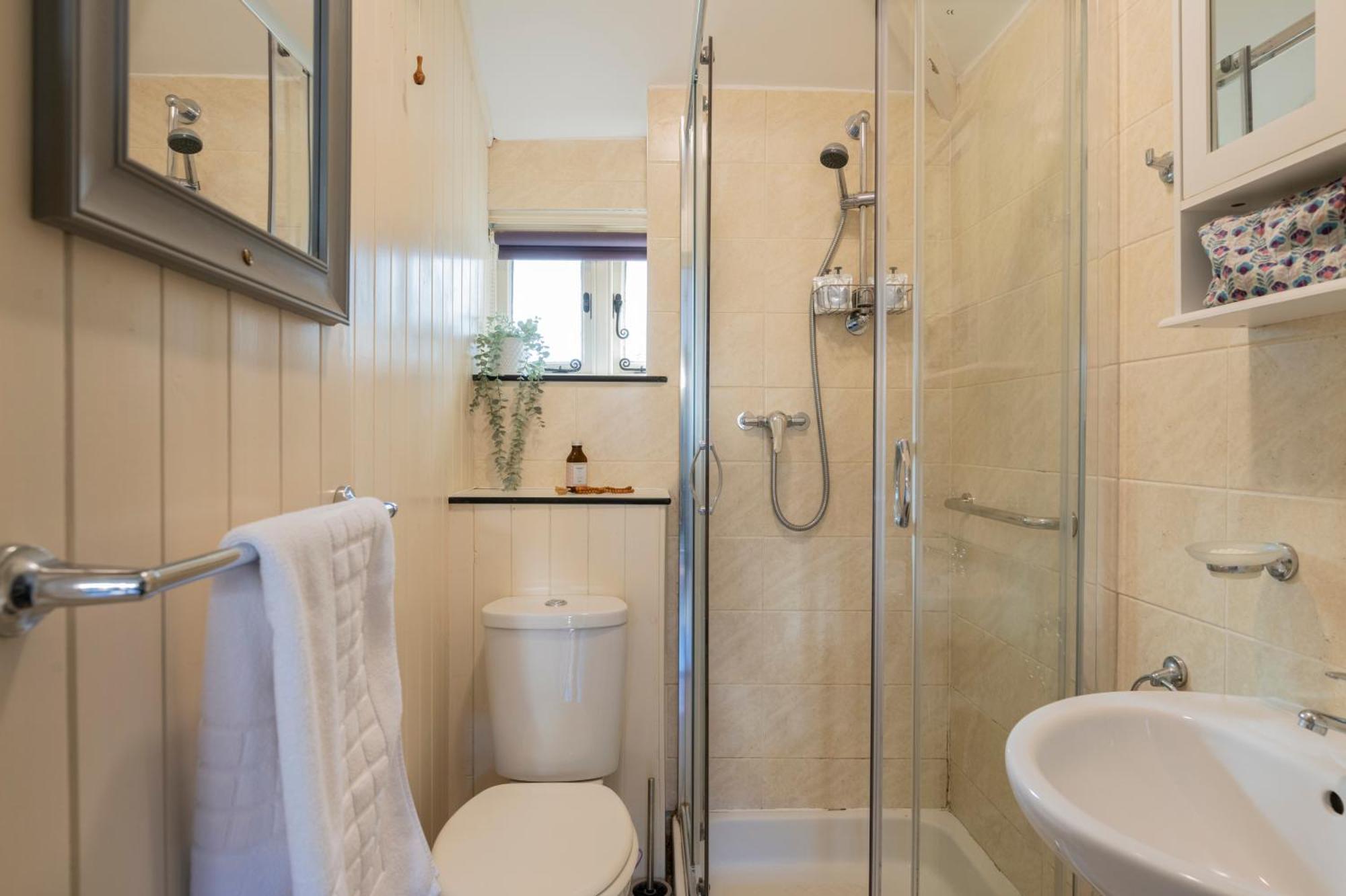 Old Mill Lodge By Huluki Sussex Stays Hurstpierpoint ภายนอก รูปภาพ