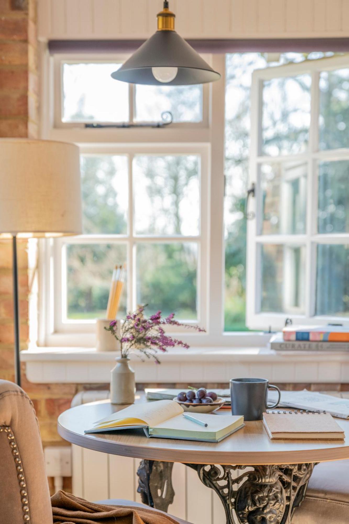 Old Mill Lodge By Huluki Sussex Stays Hurstpierpoint ภายนอก รูปภาพ